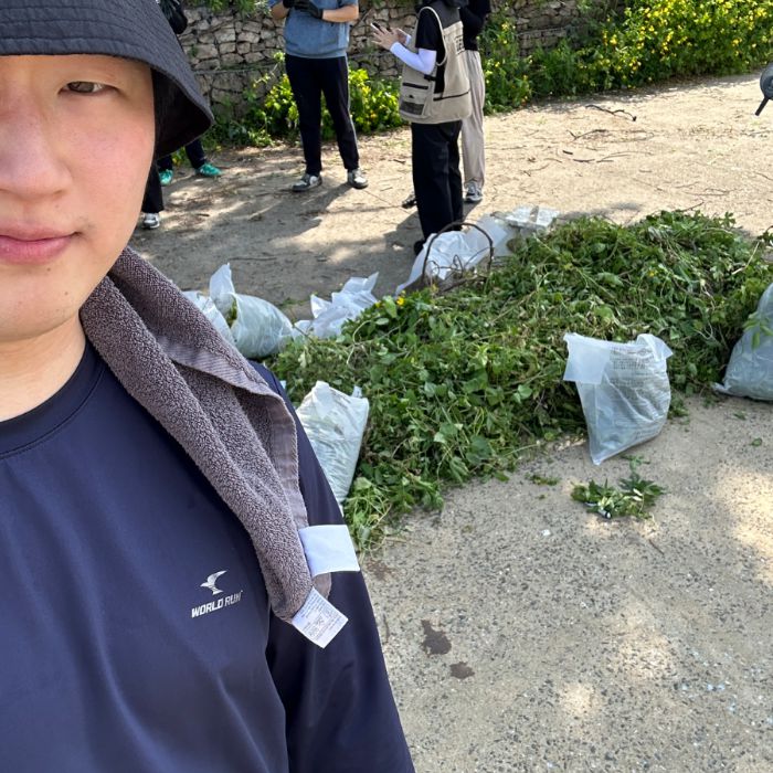 서울 영등포구에 위치한 선유도공원에서 진행된 생태계 교란식물 제거 봉사활동에 참여하였습니다. 본 활동은 공원 생태계를 위협하는 외래식물종을 직접