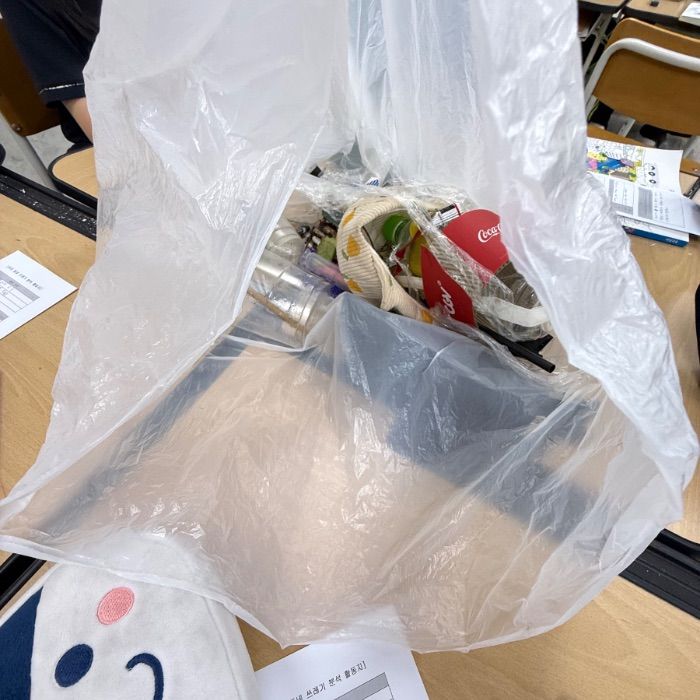 담배꽁초와 비닐류 쓰레기가 많았다
