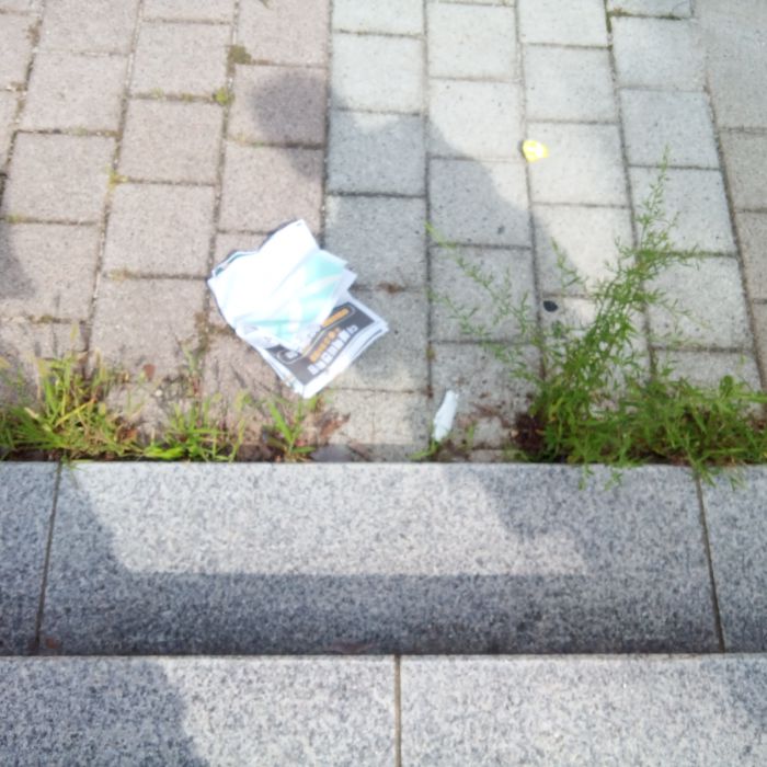학교앞 문구점에서 산 것을 다쓰고 난 뒤에 쓰레기통에 넣지않고 바닥에
버리는사람이 많은것 같아요. 옆에 학원도 있는데 담배 피는 사람도 
많아서